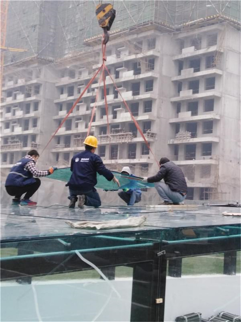 孔雀城車庫(kù)入口雨棚安裝