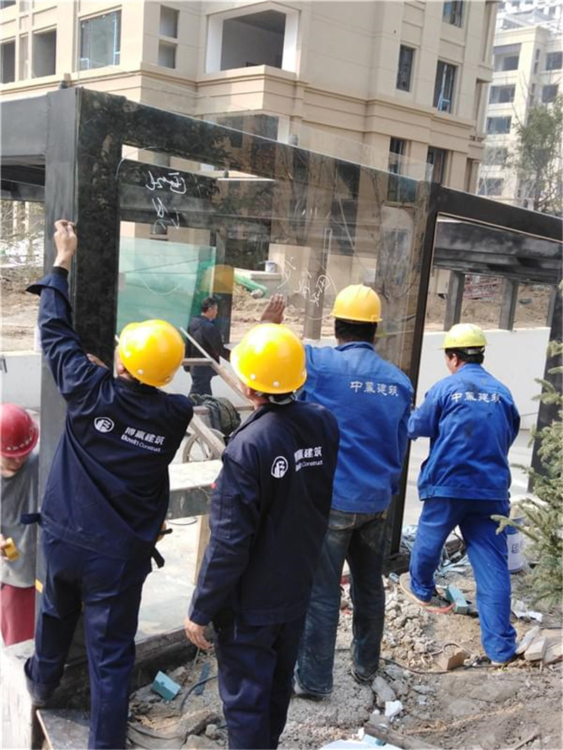 孔雀城車庫(kù)入口雨棚 裝卸玻璃