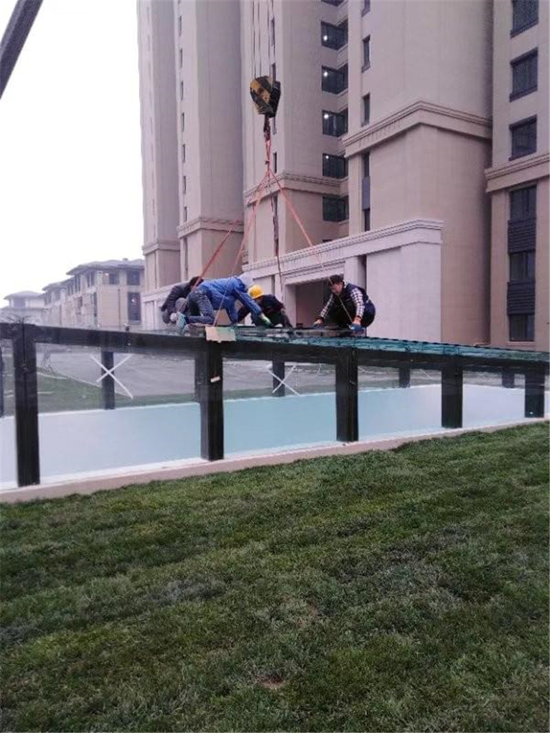 車庫(kù)入口 安裝玻璃雨棚