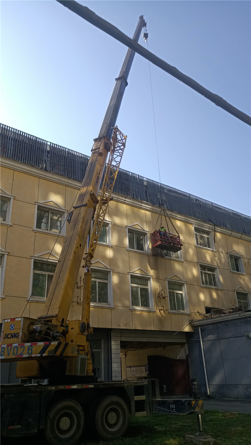 外墻維修吊車作業中